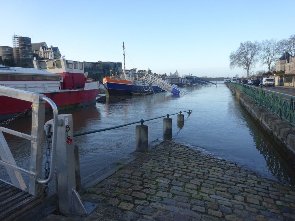 Péniches amarrées le long du quai des Carmes à Angers