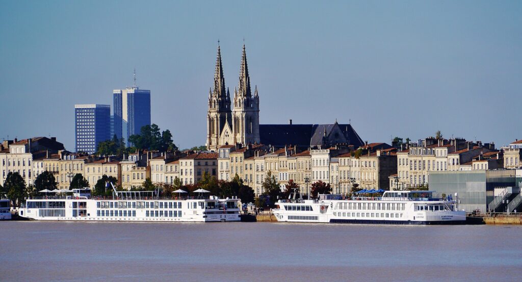 Le quai Louis XVIII vu depuis le pont Jacques-Chaban-Delmas à Bordeaux