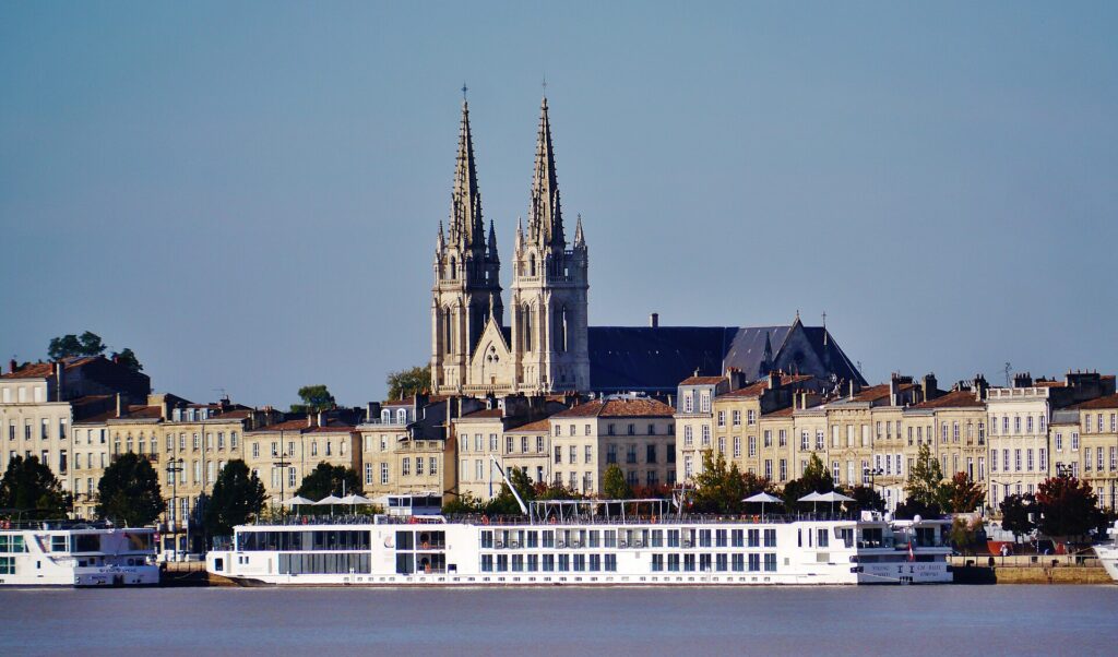 Les quais de la Garonne et les façades du centre de Bordeaux