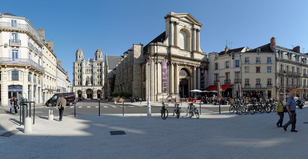 La place du Théâtre et ses façades classiques à Dijon