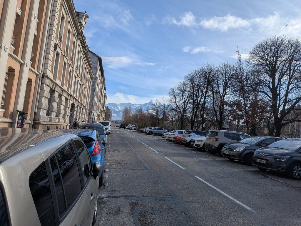 Le quai de France sous la neige, au bord de l’Isère à Grenoble