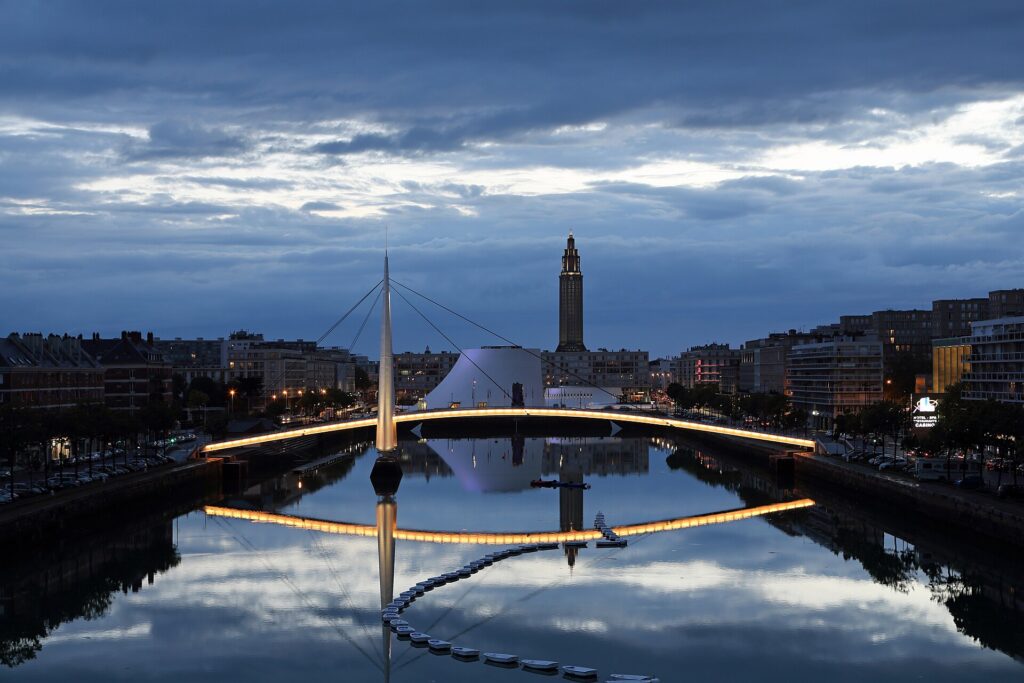 Le bassin du Commerce et sa passerelle au Havre