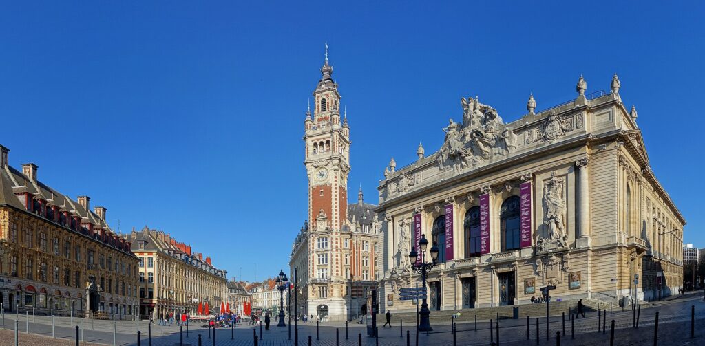 L’Opéra de Lille et le beffroi de la Chambre de commerce, place du Théâtre