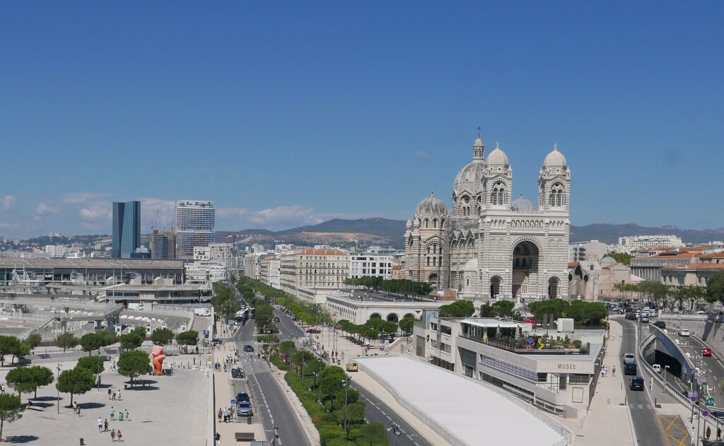 Le quai de la Joliette et Notre-Dame de la Garde en arrière-plan, Marseille