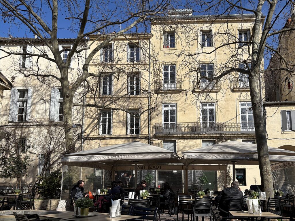 Devanture et façades d’une rue commerçante du centre de Montpellier