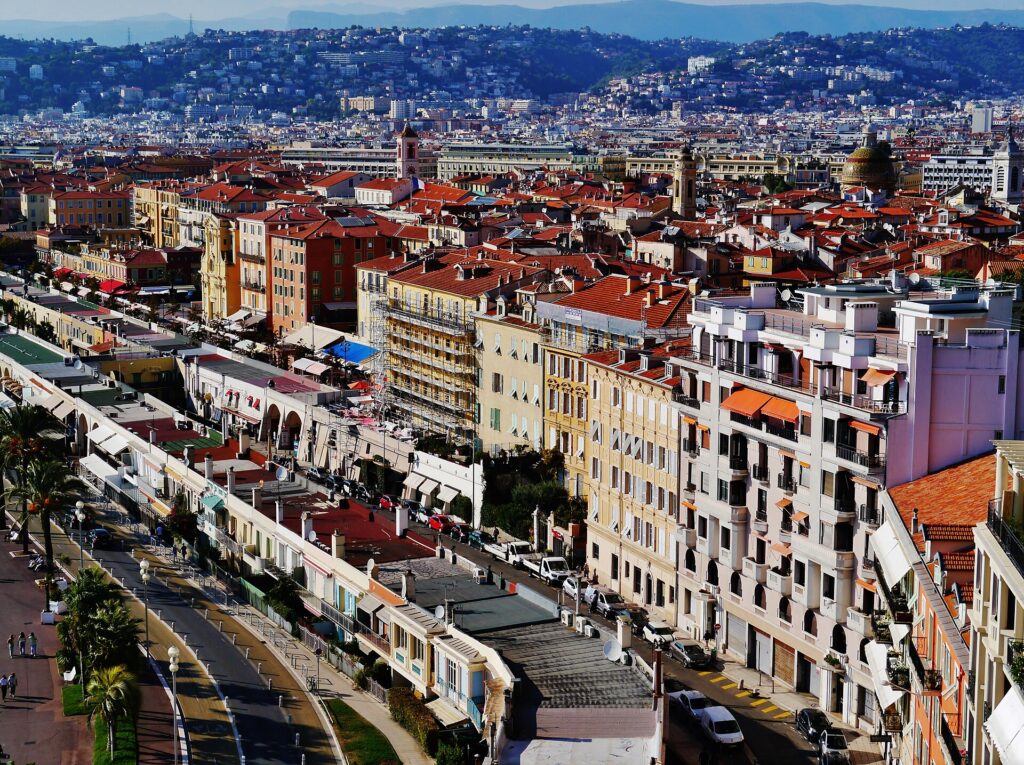 Les toits ocre du Vieux-Nice vus depuis le parc du Château