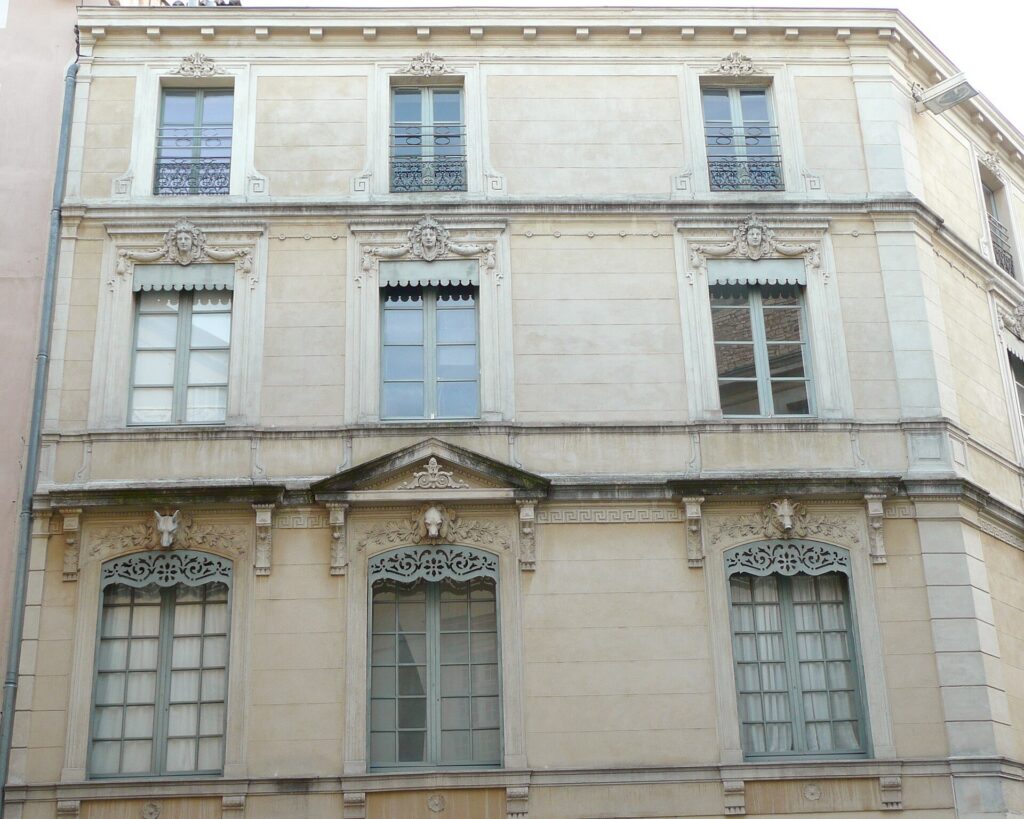Balcon en ferronnerie sur une façade de l’Écusson à Nîmes