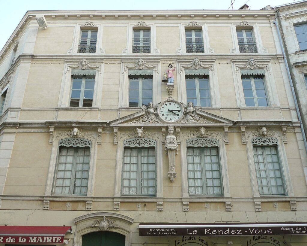 Façade de la place de l’Hôtel-de-Ville, dans l’Écusson à Nîmes