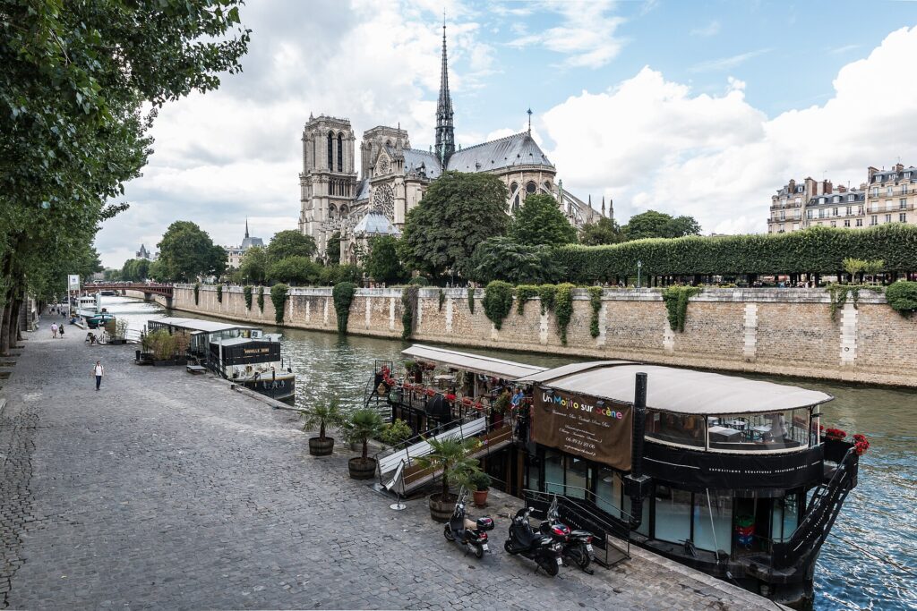 Notre-Dame de Paris vue depuis les quais de la Seine