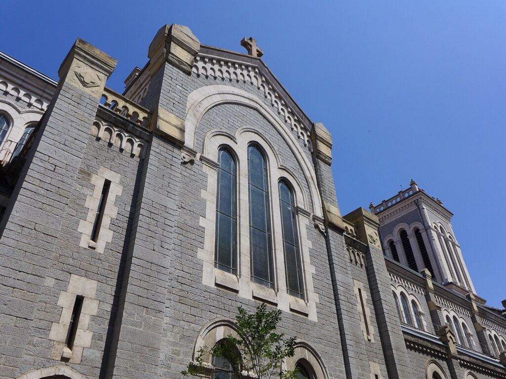 La façade sud de la cathédrale Saint-Charles à Saint-Étienne