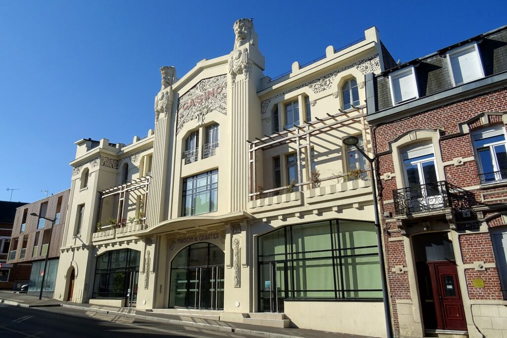 La façade Art déco de l’ancien cinéma Casino, rue du Général-Leclerc à Saint-Quentin