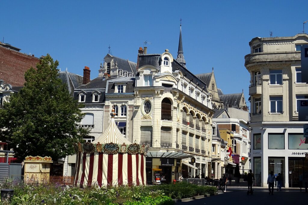 Les façades Art déco de la place de l’Hôtel-de-Ville à Saint-Quentin
