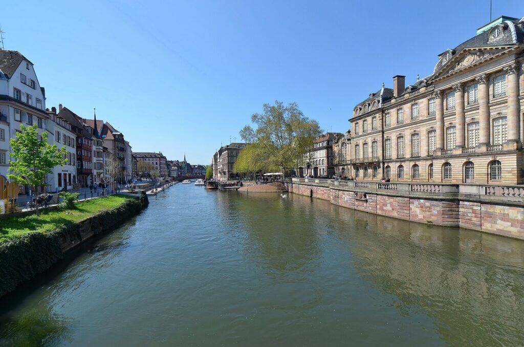 Le palais Rohan au bord de l’Ill, sur la Grande Île à Strasbourg