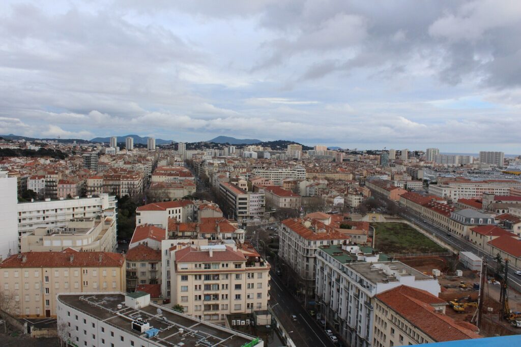 Panorama sur Toulon et sa rade depuis les hauteurs
