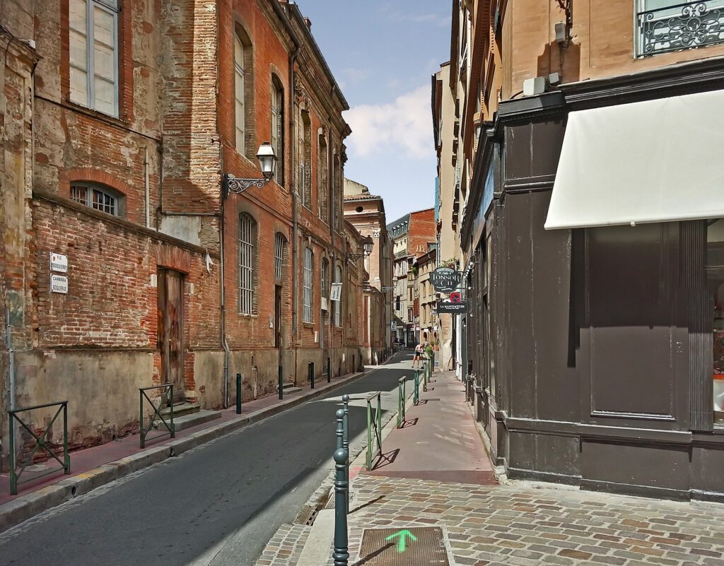 La rue Bouquières et ses façades de brique, vue de la place Mage à Toulouse