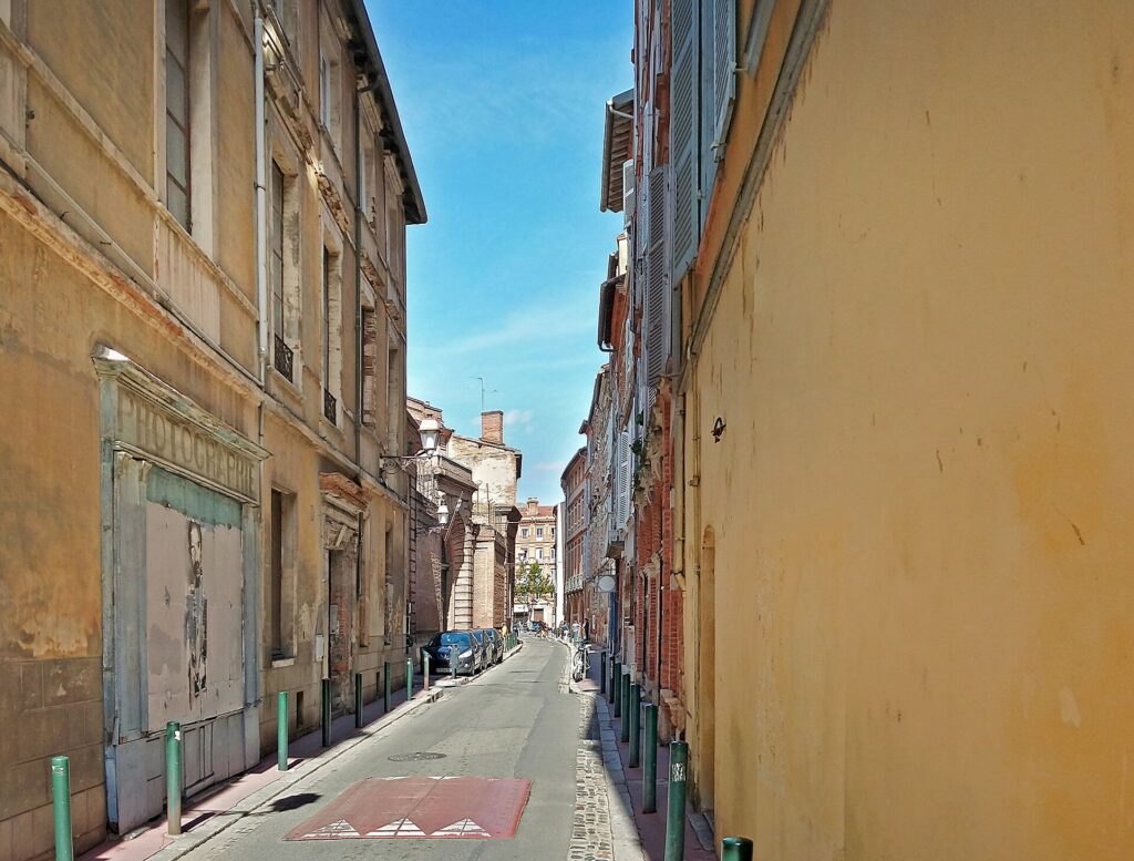 La rue Mage vue depuis la place Perchepinte à Toulouse